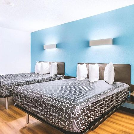 Sky Palace Inn & Suites By Jasper Beeville Экстерьер фото