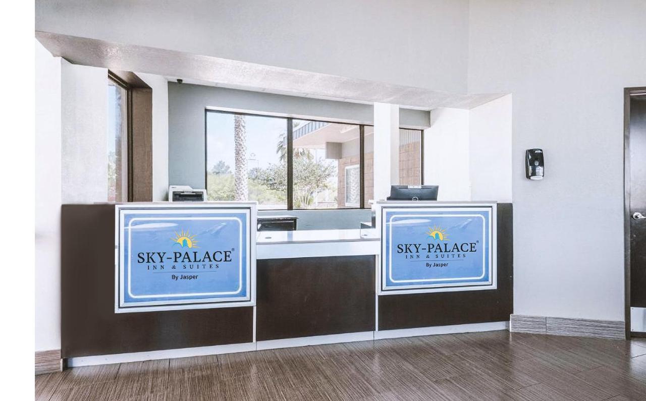 Sky Palace Inn & Suites By Jasper Beeville Экстерьер фото